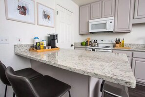 Fridge, microwave, oven, stovetop - Pet-Friendly, Luxurious Modern Home ✨5 min to Downtown✨ (Pensacola)