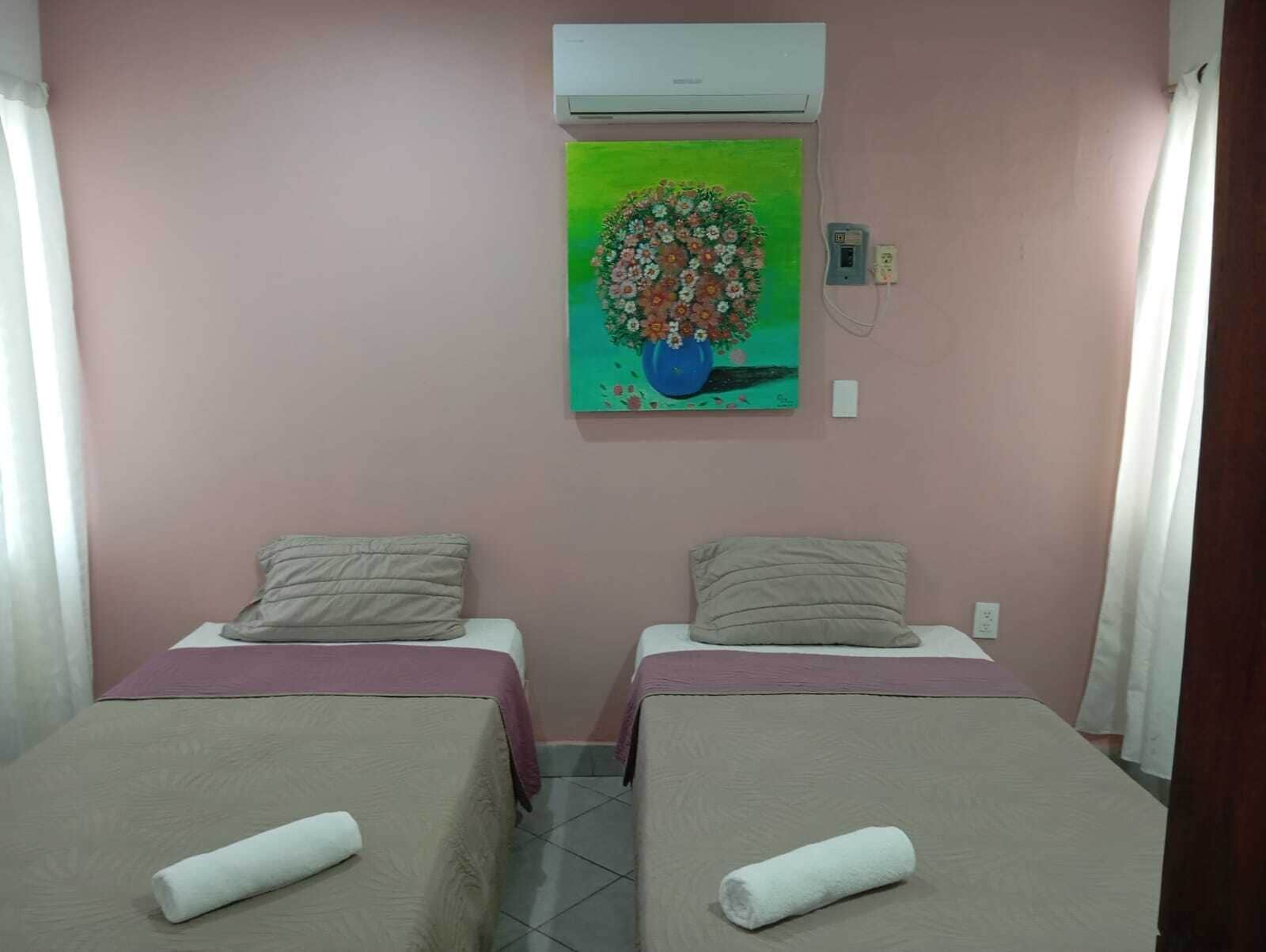 Habitación económica con 2 camas individuales | Sábanas de algodón egipcio, ropa de cama de alta calidad y edredón 