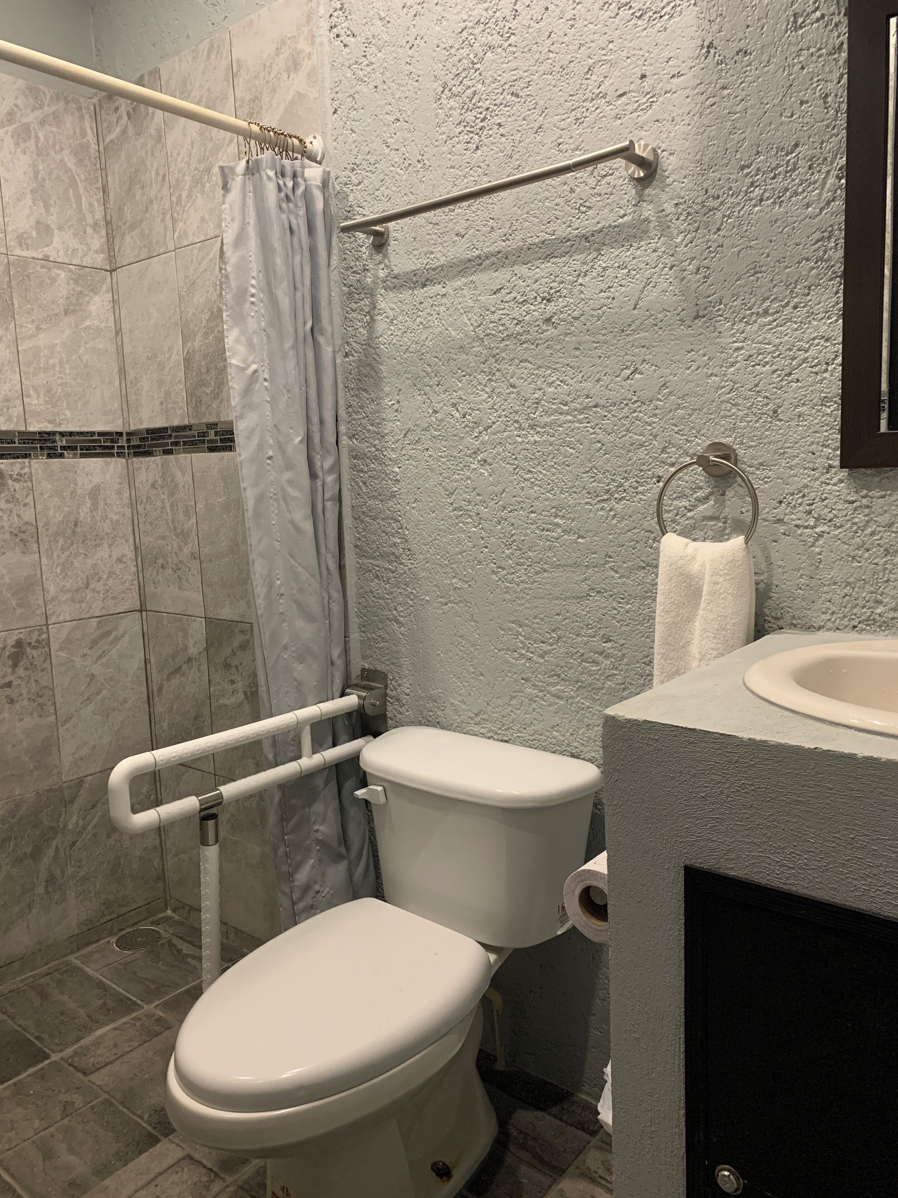 シャワー、バスアメニティ (無料)、タオル、石鹸