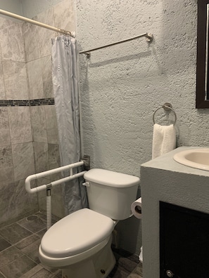 Regadera, amenidades de baño gratuitas, toallas, jabón 