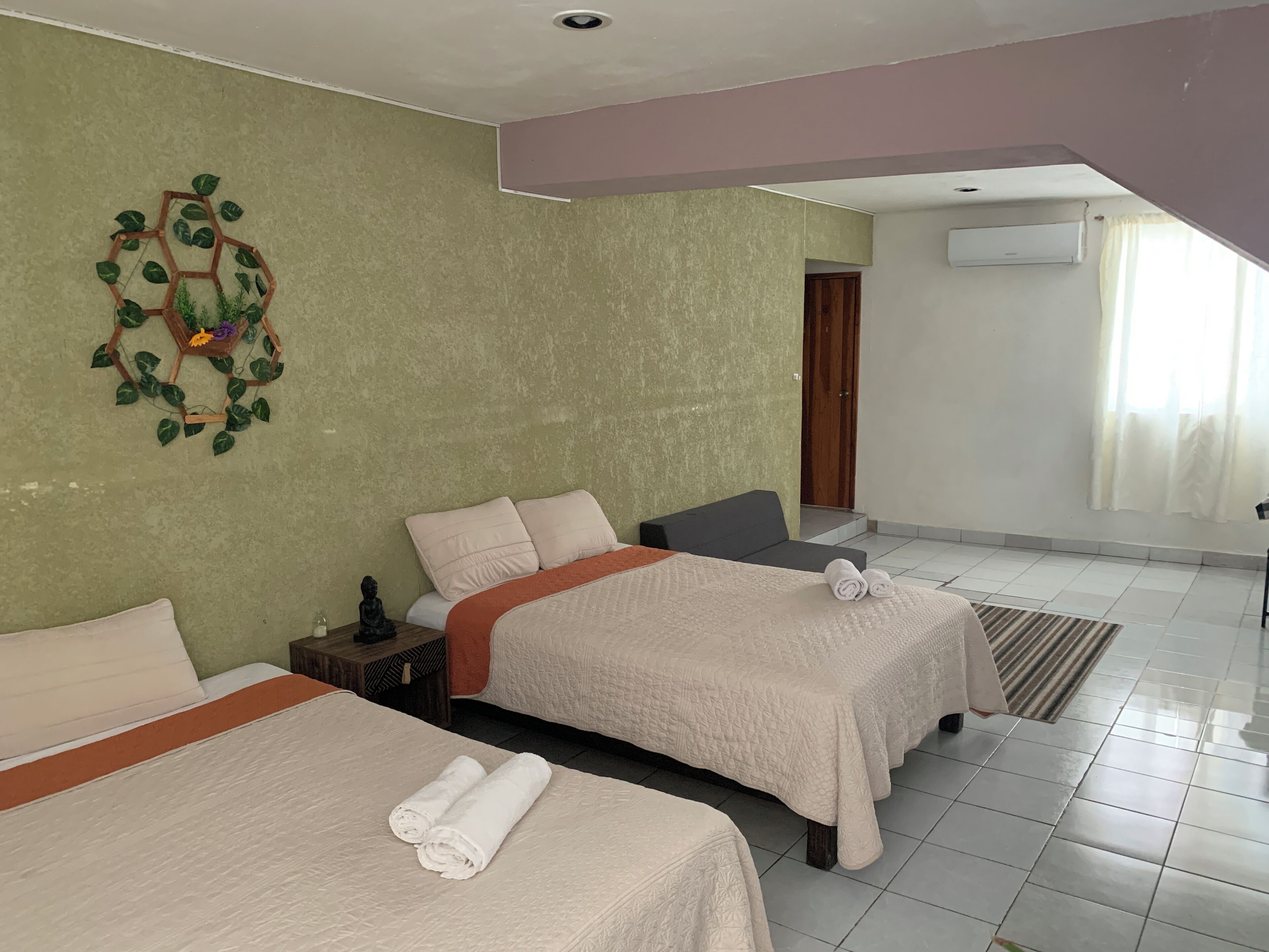 Habitación económica, varias camas | Sábanas de algodón egipcio, ropa de cama de alta calidad y edredón 