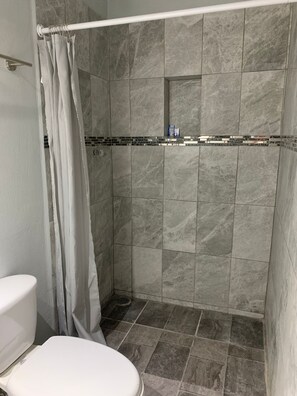 Regadera, amenidades de baño gratuitas, toallas, jabón