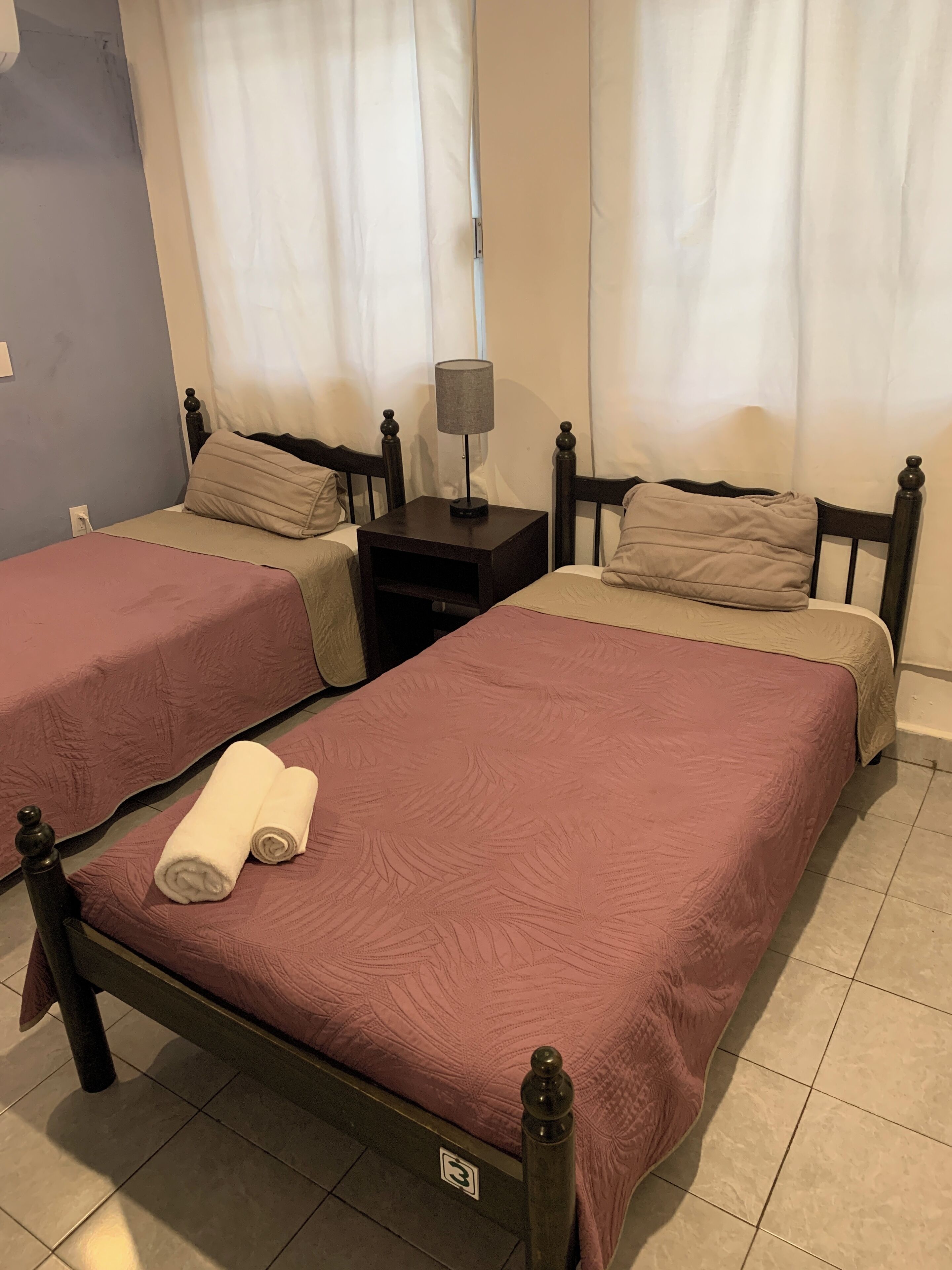 Habitación económica con 2 camas individuales | Sábanas de algodón egipcio, ropa de cama de alta calidad y edredón 