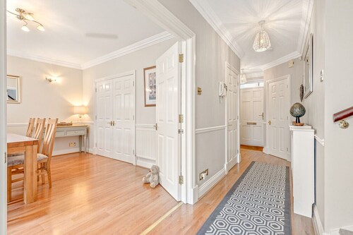 Olive Tale - 3 Bed Townhouse with Parking