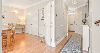 Olive Tale - 3 Bed Townhouse with Parking
