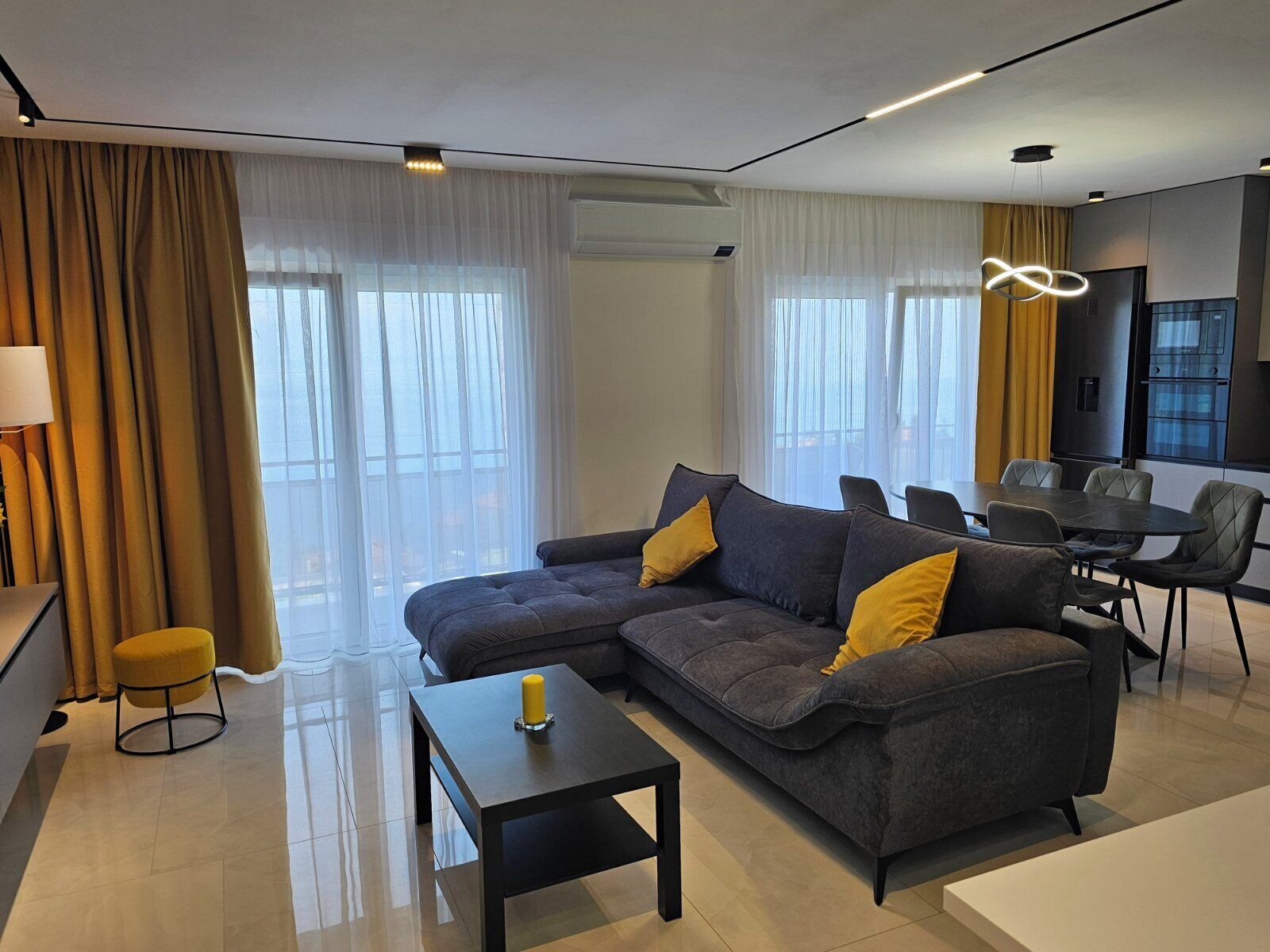 Una Smart TV, un reproductor estéreo