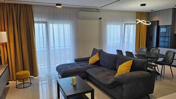 Una Smart TV, un reproductor estéreo