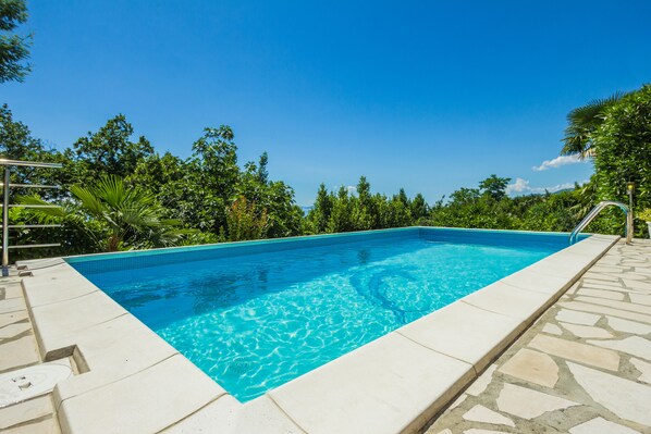 Alberca al aire libre y alberca climatizada