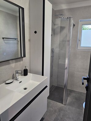 Shower, hair dryer, towels, soap - APARTMENTS GROZIC **** OPATIJA - APARTMENT A1 (Opatija)