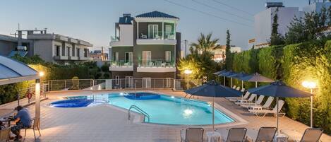 시즌별로 운영되는 야외 수영장, 09:00 ~ 20:00 오픈, 수영장 파라솔, 일광욕 의자