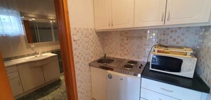 ثلاجة، ميكروويف، موقد طهي مسطح، مستلزمات طهي/أطباق/أوعية