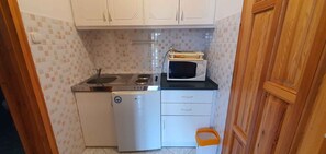 Réfrigérateur, micro-ondes, plaque de cuisson, cafetière/bouilloire