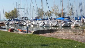 Ein Yachthafen mit mehreren dort angestuften Segelbooten.