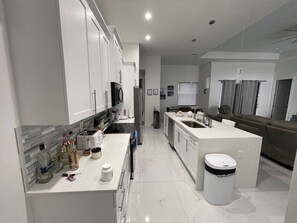 Réfrigérateur, four à micro-ondes, un four, surface de cuisson