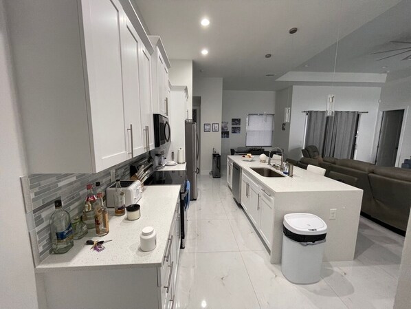 Refrigerador, microondas, horno y parrilla de estufa 