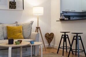 Apartamento superior | Área de estar | TV de tela plana 36 polegadas com canais digitais, TV