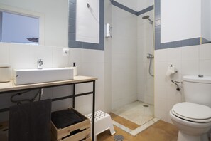 Apartemen Superior | Kamar mandi | Pengering rambut dan handuk