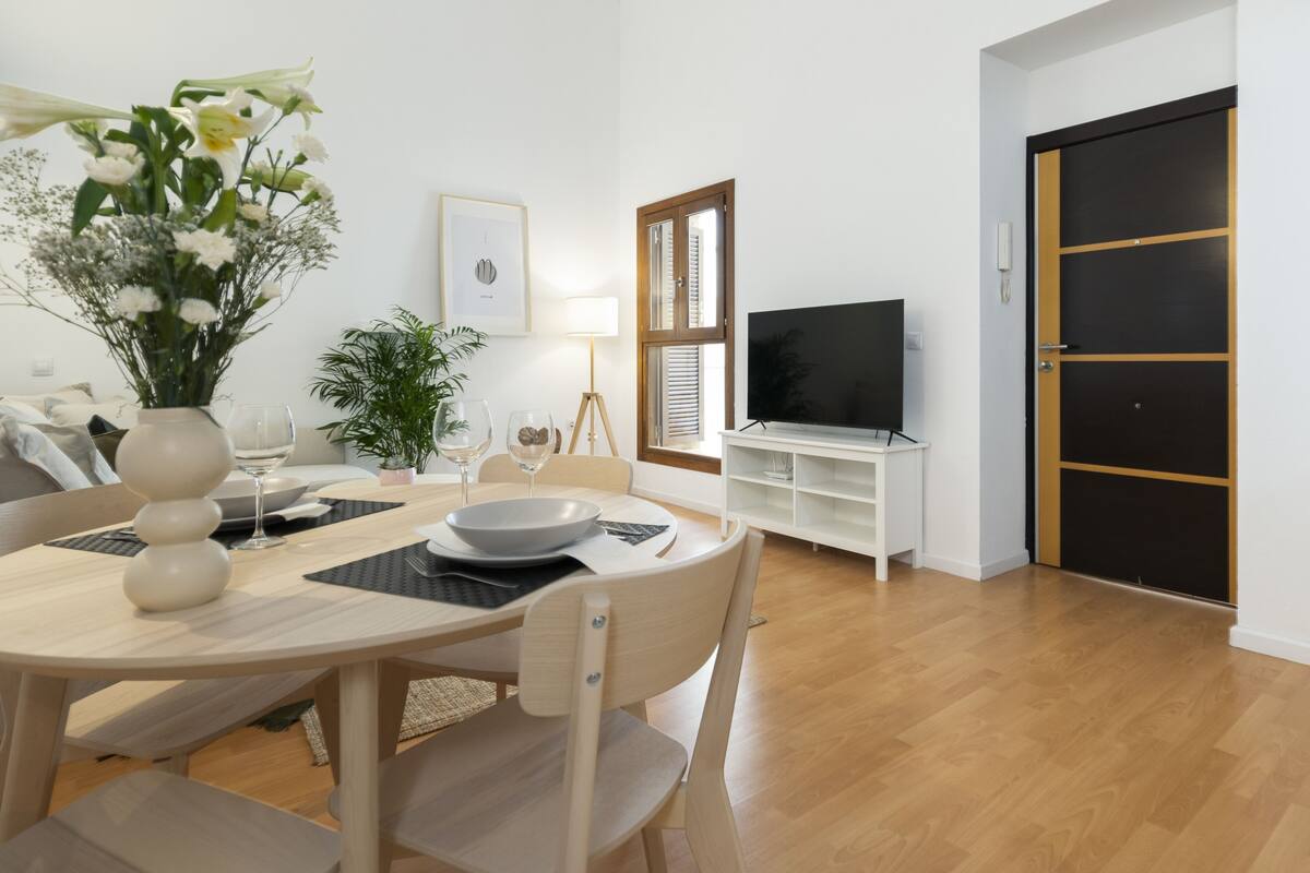 Standaard appartement | Woonruimte | Een 36-inch flatscreentelevisie met digitale zenders en televisie