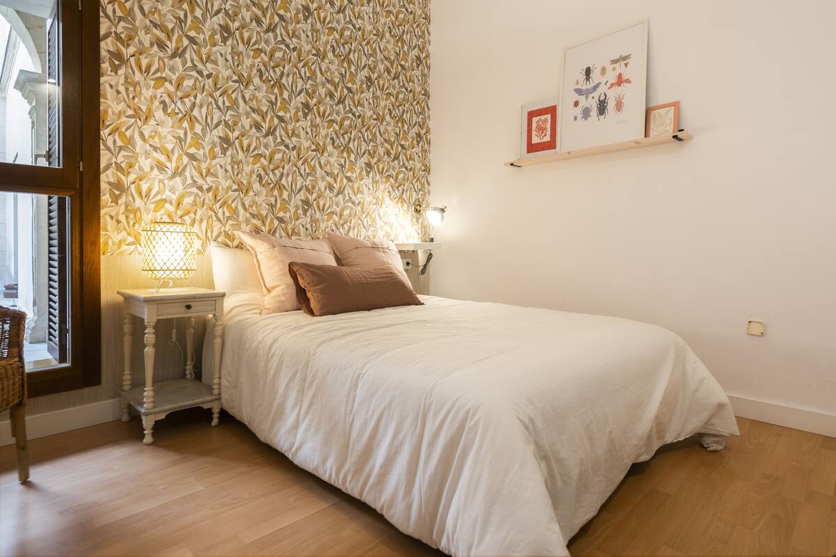 Superior appartement | Een minibar, een bureau, een laptopwerkplek, een strijkplank/strijkijzer