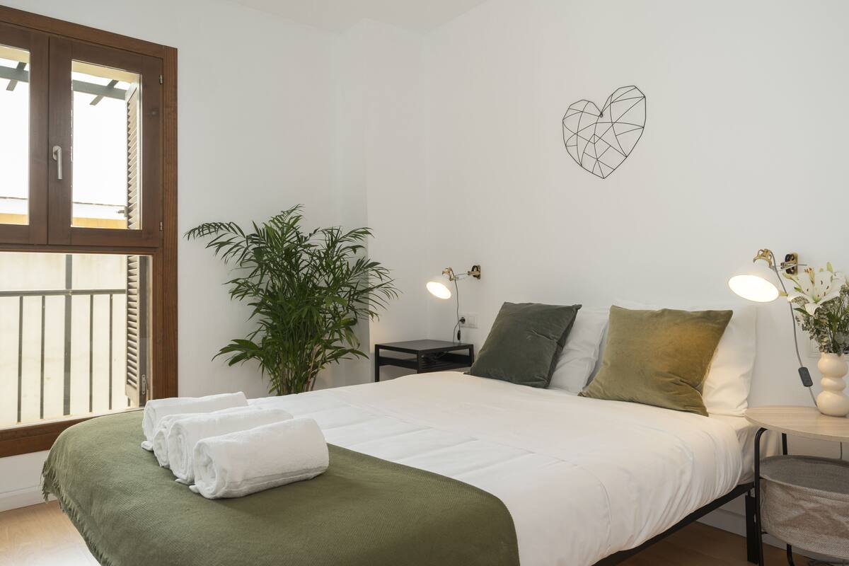 Standaard appartement | Een minibar, een bureau, een laptopwerkplek, een strijkplank/strijkijzer