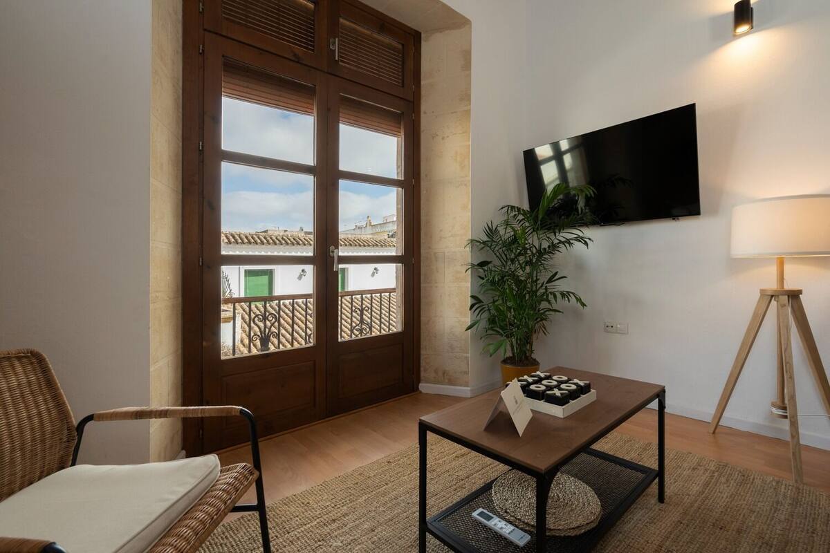 Standaard appartement | Woonruimte | Een 36-inch flatscreentelevisie met digitale zenders en televisie