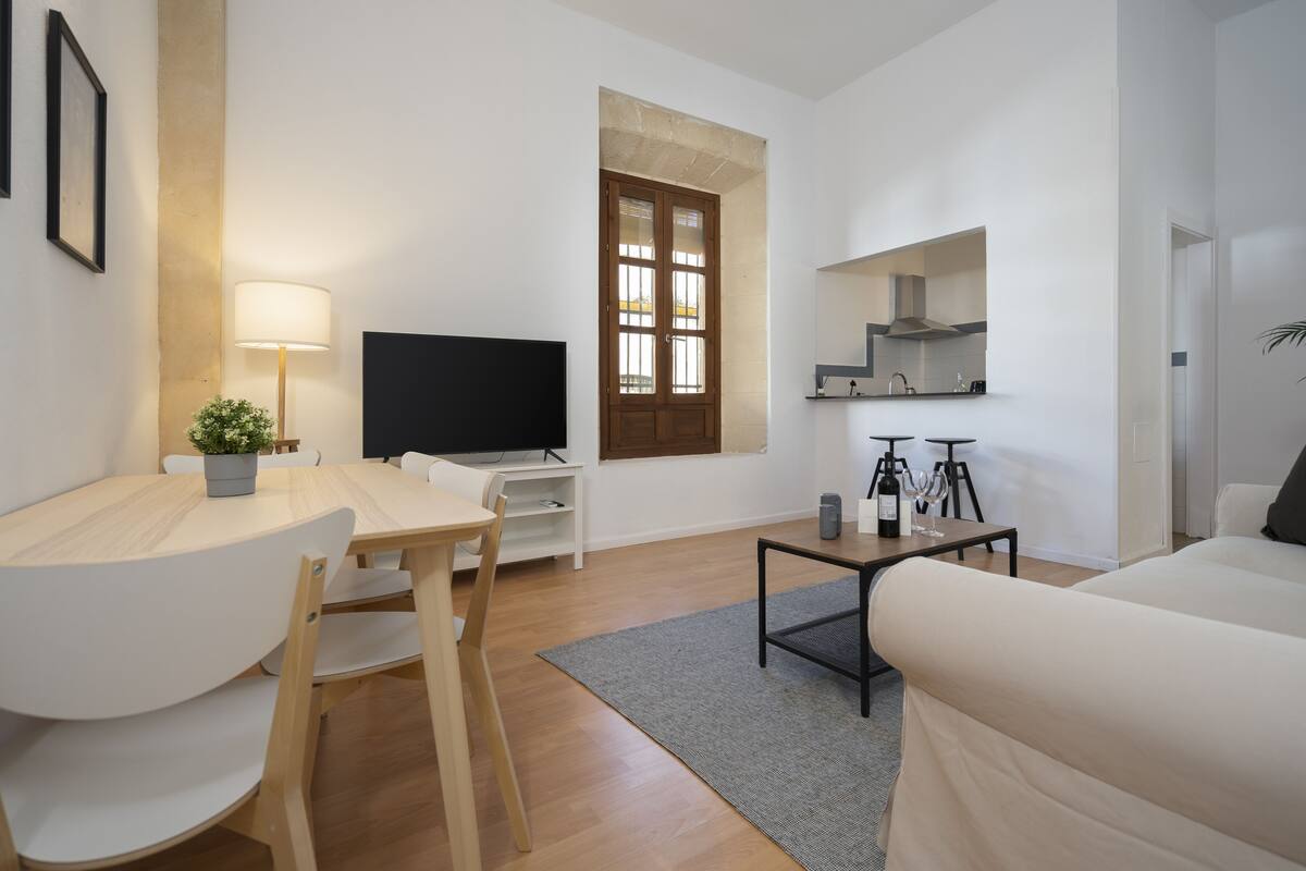 Standaard appartement | Woonruimte | Een 36-inch flatscreentelevisie met digitale zenders en televisie