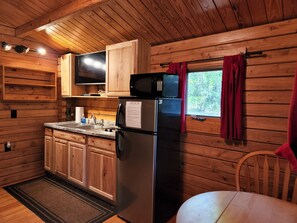 Kühlschrank, Mikrowelle, Wasserkocher mit Kaffee-/Teezubehör, Toaster