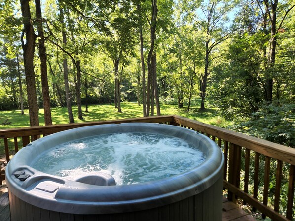 Outdoor spa tub - Quiet retreat on the Shenandoah river near Luray (Luray)
