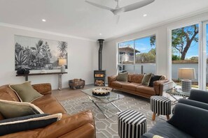 TV, fireplace, books, stereo - The Quarterdeck Summa (Callala Bay)