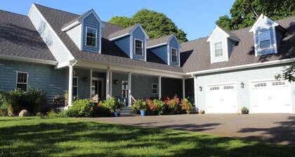 Welcome to the Cape! Cute, quiet and clean apartment ready for your stay.