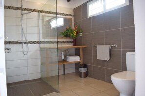 Bathroom - Villa Gwanada with panoramic view of Les Saintes (Trois-Rivières)