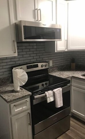 Refrigerador con congelador, microondas, horno y parrilla de estufa