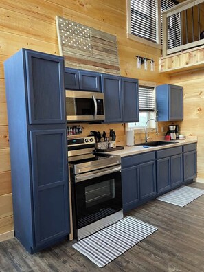 Fridge, coffee/tea maker, cookware/dishes/utensils - 3BR 2BA w/ King Bed/Hot Tub in Heart of RRG (Campton)