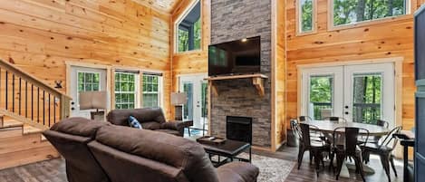 Televisión, chimenea y oficina