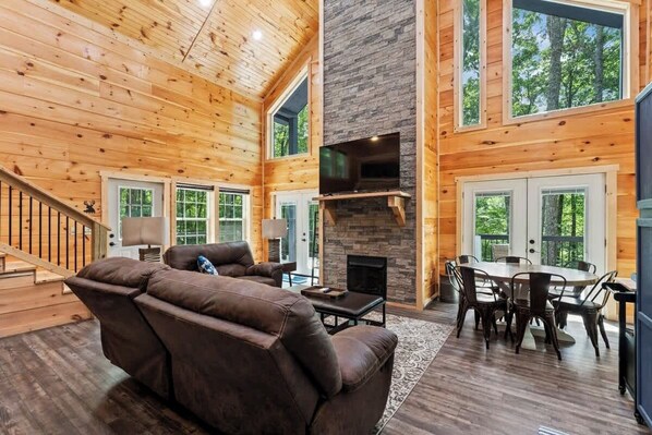 テレビ、暖炉、書斎 / ワークスペース