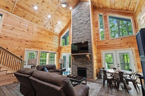 3BR 2BA w/ King Bed/Hot Tub in Heart of RRG