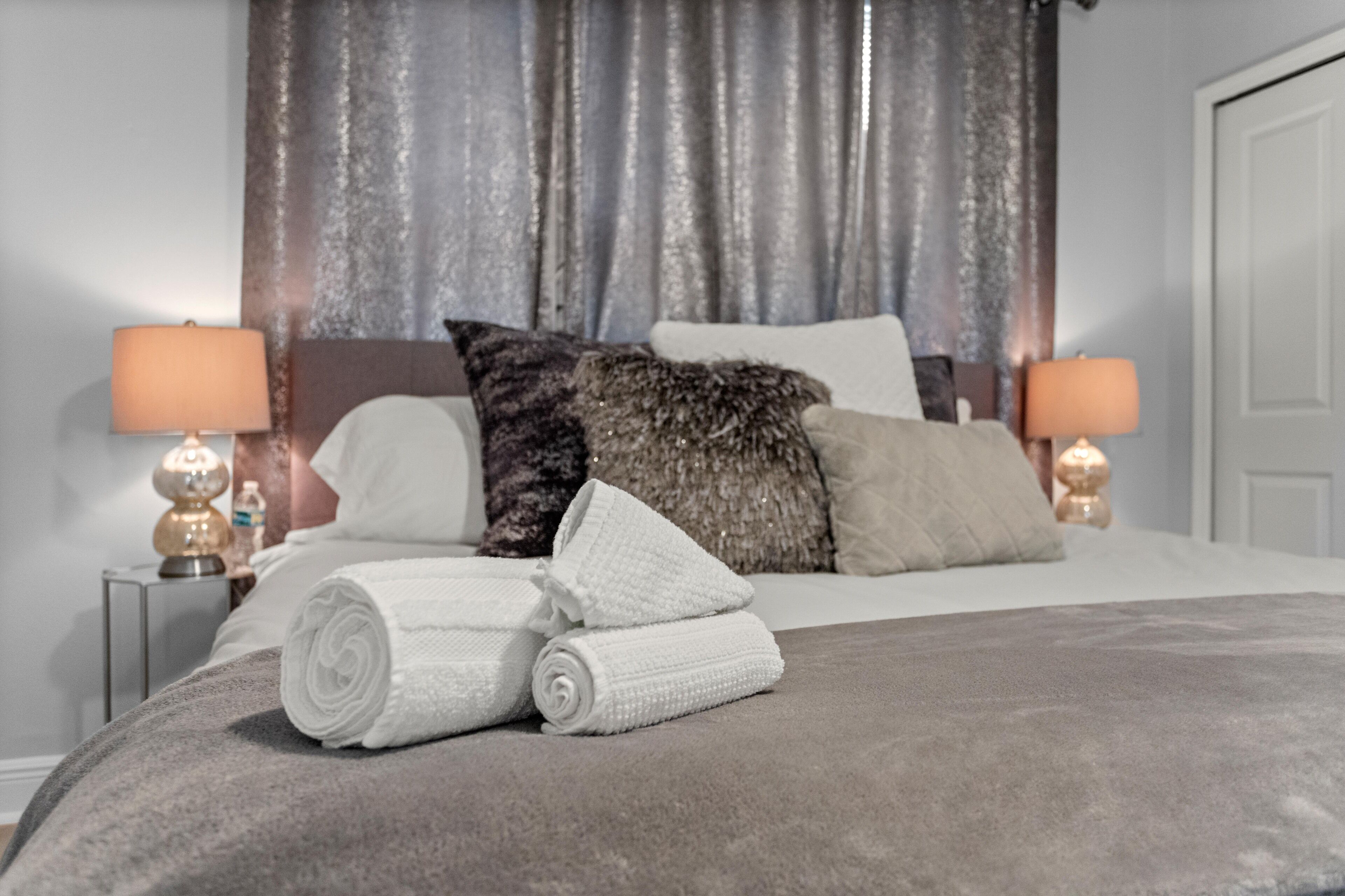 4 quartos, escrivaninha, ferros/tábuas de passar roupa, berço de viagem