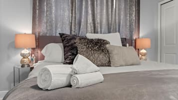 4 slaapkamers, een bureau, een strijkplank/strijkijzer, reisbedje