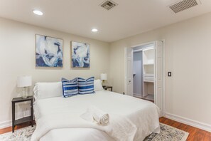 4 bedrooms, iron/ironing board, travel crib, free WiFi - Private Oasis near Springs w/ King Bd + Pool Table (Apopka)