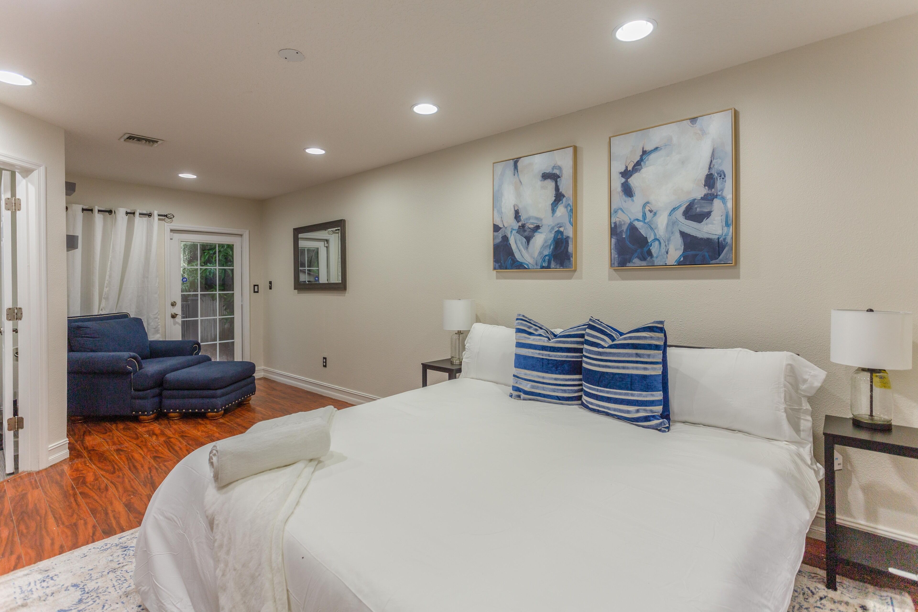 4 habitaciones, tabla de planchar con plancha y cuna de viaje 