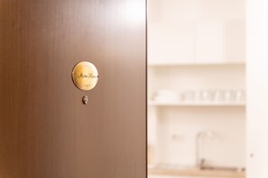 Una puerta con una placa de latón que dice 'Mama House'.