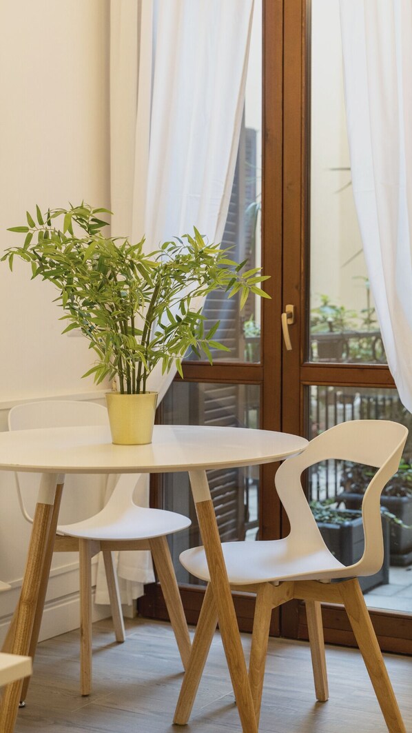 40-inch Smart TV with digital channels, TV