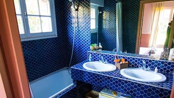 Deluxe tweepersoonskamer | Badkamer | Gratis toiletartikelen, een haardroger, pantoffels