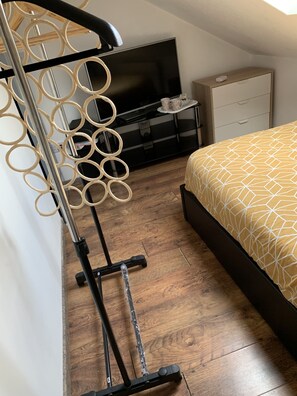 Habitación básica | 1 dormitorio, minibar con artículos gratuitos, decoración individual