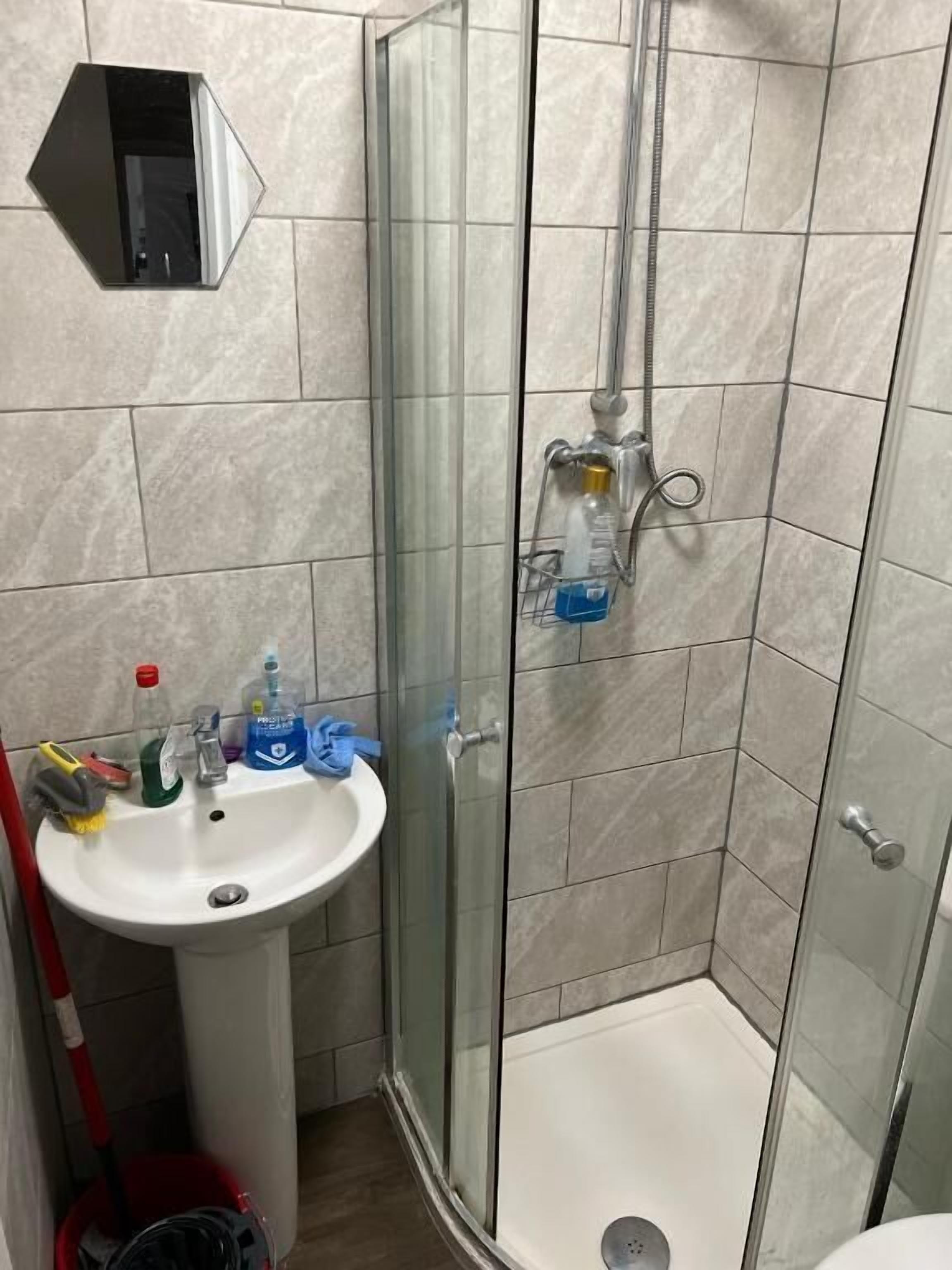 Rainfall showerhead, hair dryer, towels