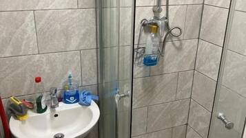 Rainfall showerhead, hair dryer, towels