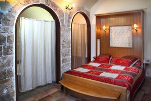 In-room safe, desk, soundproofing, iron/ironing board - AKKOTEL BOUTIQUE HOTEL (Acre)