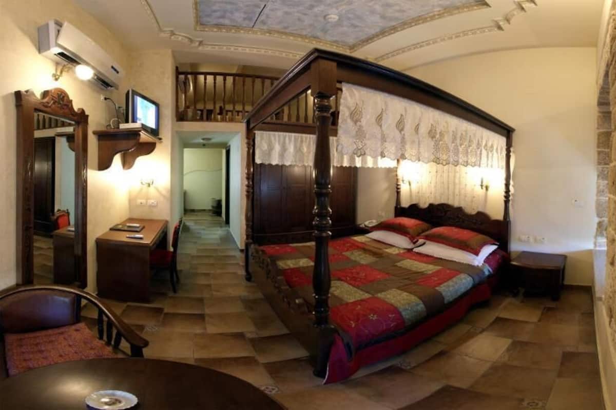 Driepersoonskamer | Een kluis op de kamer, een bureau, geluiddichte muren