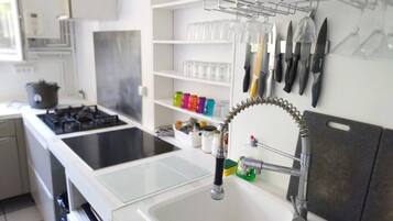 Een koelkast, een microgolfoven, een oven, een kookplaat