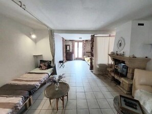3 habitaciones, escritorio, tabla de planchar con plancha y wifi 